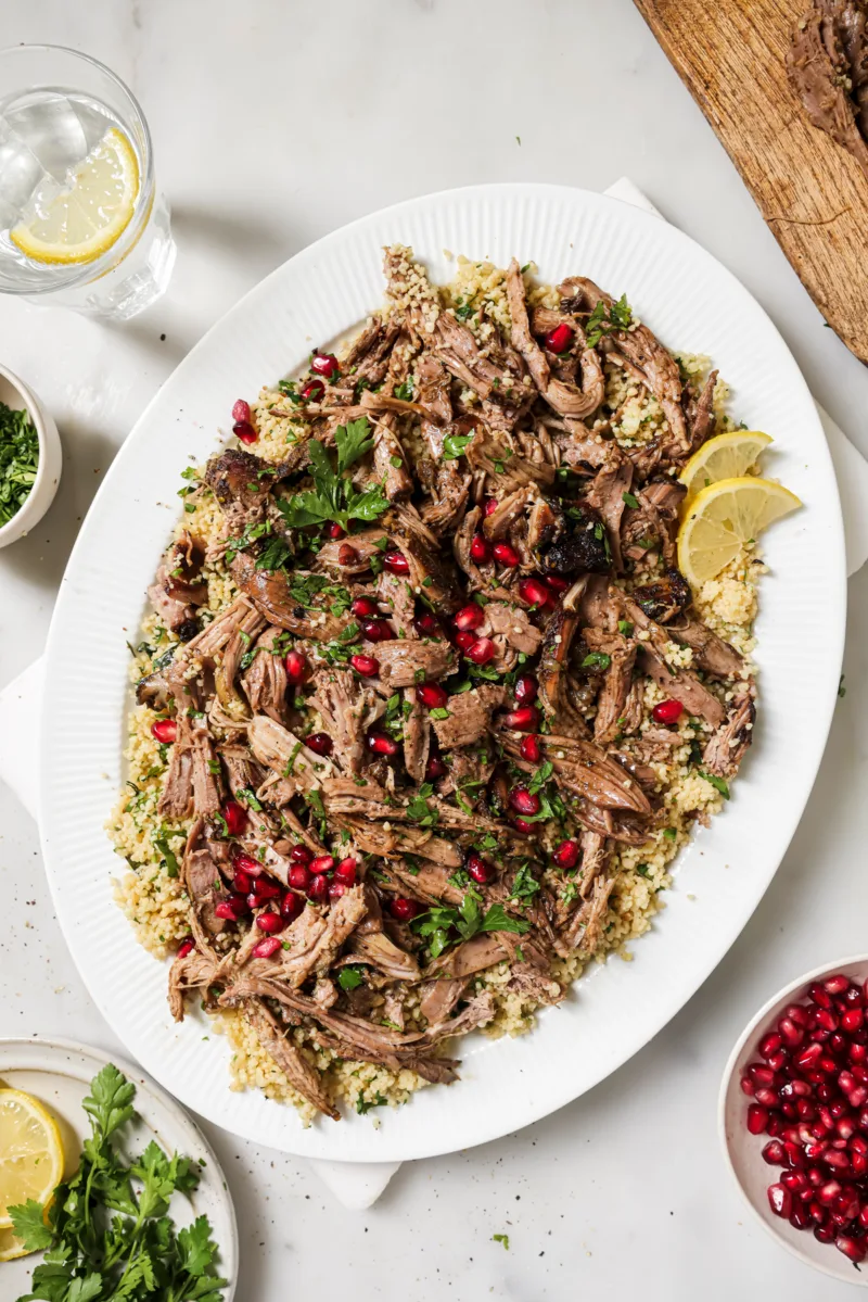 Gezupftes Lamm-Shawarma auf Couscous mit Petersilie und Granatapfelkernen